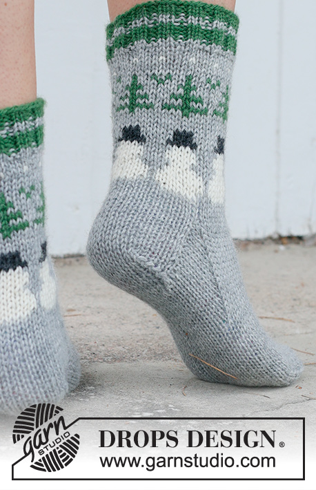 Snowman Time Socks / DROPS 234-64 - Gestrickte Socken in DROPS Karisma. Die Arbeit wird von oben nach unten mit mehrfarbigem Muster mit Tannen und Schneemännern gestrickt. Größe 35 – 43. Thema: Weihnachten.