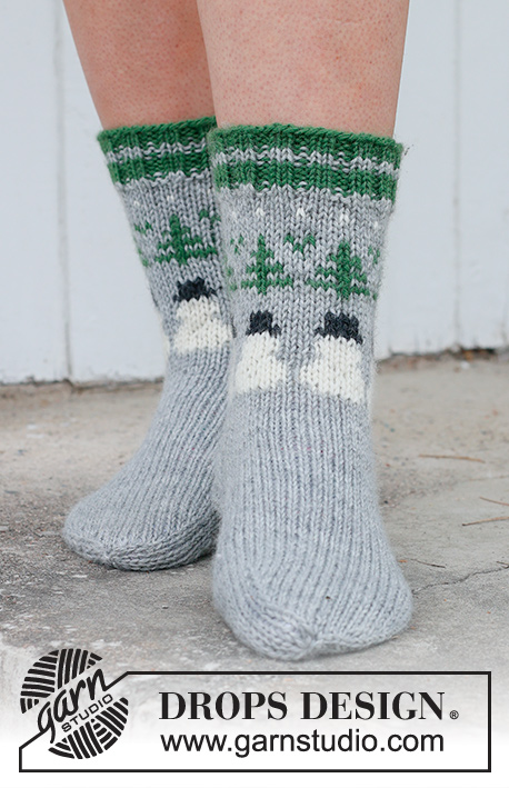 Snowman Time Socks / DROPS 234-64 - Calcetines de punto en DROPS Karisma. La pieza está tejida de arriba hacia abajo con patrón de jacquard multicolor de árbol de Navidad y muñeco de nieve. Números 35 – 43. Tema: Navidad.
