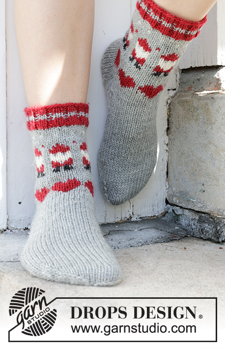 Santa Time Socks / DROPS 234-65 - Stickade sockor i DROPS Karisma. Arbetet stickas uppifrån och ner i flerfärgat mönster med tomte och hjärta. Storlek 35 – 43. Tema: Jul.
