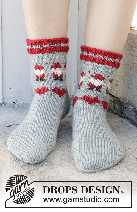 Santa Time Socks / DROPS 234-65 - Strikkede sokker i DROPS Karisma. Arbejdet strikkes oppefra og ned i flerfarvet mønster med nisse og hjerte. Størrelse 35 – 43. Tema: Jul.