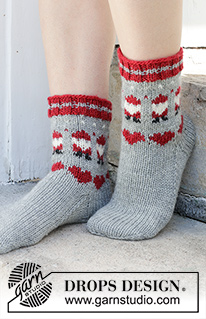 Santa Time Socks / DROPS 234-65 - Strikkede sokker i DROPS Karisma. Arbejdet strikkes oppefra og ned i flerfarvet mønster med nisse og hjerte. Størrelse 35 – 43. Tema: Jul.