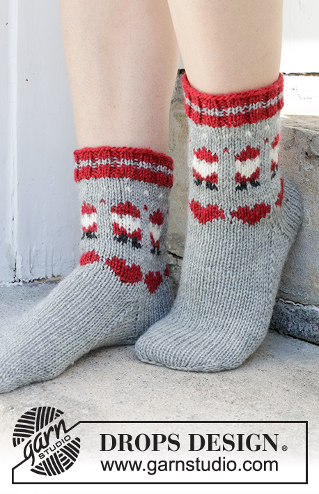Santa Time Socks / DROPS 234-65 - Strikkede sokker i DROPS Karisma. Arbeidet strikkes ovenfra og ned i flerfarget mønster med nisse og hjerte. Størrelse 35 – 43. Tema: Jul.