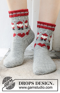 Santa Time Socks / DROPS 234-65 - Gestrickte Socken in DROPS Karisma. Die Arbeit wird von oben nach unten mit mehrfarbigem Muster mit Weihnachtwichteln und Herzen gestrickt. Größe 35 – 43. Thema: Weihnachten.