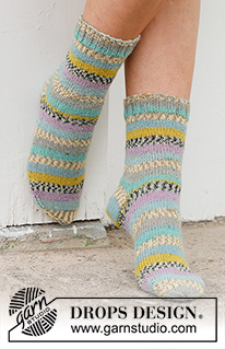 Country Charmers / DROPS 234-66 - Ponožky pletené shora dolů lícovým žerzejem z příze DROPS Fabel. Velikost 35 - 43.