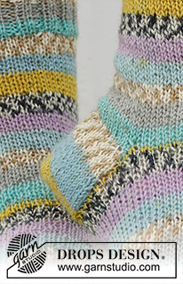 Country Charmers / DROPS 234-66 - Gebreide sokken in DROPS Fabel. Het werk wordt van boven naar beneden gebreid in tricotsteek. Maten 35 - 43.