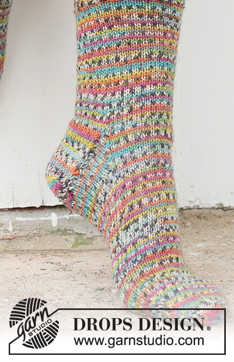Berry Power Socks / DROPS 234-67 - Strikkede sokker i DROPS Fabel. Arbejdet strikkes oppefra og ned i glatstrik. Størrelse 35 - 43.