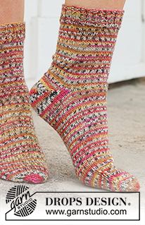 Dragon Fruit Socks / DROPS 234-68 - Strikkede sokker i DROPS Fabel. Arbejdet strikkes oppefra og ned i glatstrik. Størrelse 35 - 43.