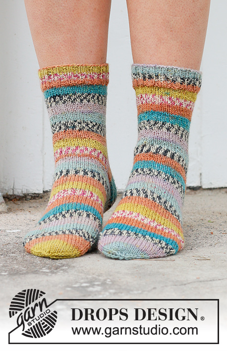Winter Festival Socks / DROPS 234-69 - Strikkede sokker i DROPS Fabel. Arbeidet strikkes ovenfra og ned i glattstrikk. Størrelse 35 - 43.