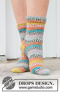 Winter Festival Socks / DROPS 234-69 - Strikkede sokker i DROPS Fabel. Arbejdet strikkes oppefra og ned i glatstrik. Størrelse 35 - 43.