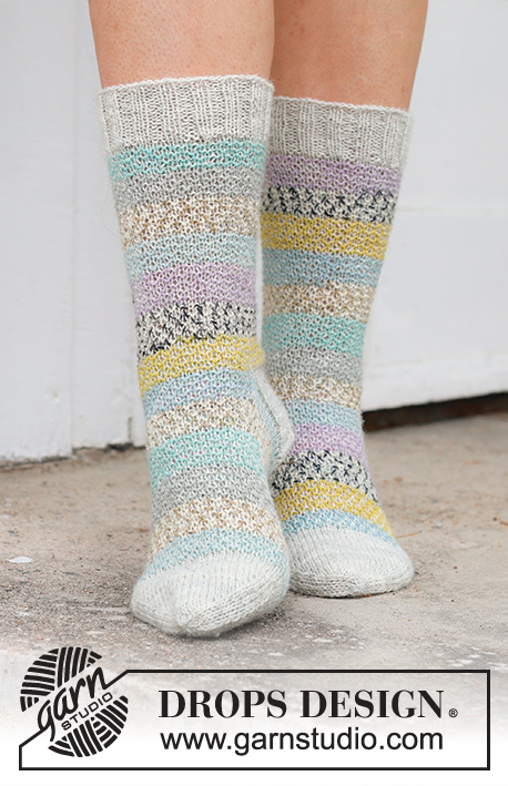 Sunset Dance Socks / DROPS 234-70 - Kötött zokni DROPS Fabel fonalból. A darabot fentről lefelé irányban készítjük, tört rizsmintával. 35 - 43-as méretben