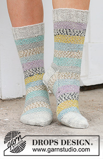 Sunset Dance Socks / DROPS 234-70 - Gebreide sokken in DROPS Fabel. Het werk wordt van boven naar beneden gebreid, met gebroken gerstekorrel. Maten 35 – 43.