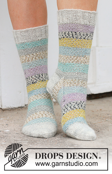 Sunset Dance Socks / DROPS 234-70 - Strikkede sokker i DROPS Fabel. Arbejdet strikkes oppefra og ned med brudt perlestrik. Størrelse 35 – 43.