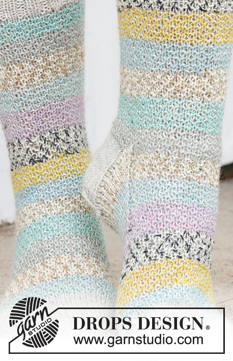 Sunset Dance Socks / DROPS 234-70 - Gebreide sokken in DROPS Fabel. Het werk wordt van boven naar beneden gebreid, met gebroken gerstekorrel. Maten 35 – 43.