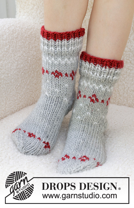 Christmas Sparkle Socks / DROPS 234-75 - Calcetines de punto en DROPS Snow. La labor está realizada de arriba abajo con punto jersey y patrón Nórdico. Tallas 35 – 43. Tema: Navidad.