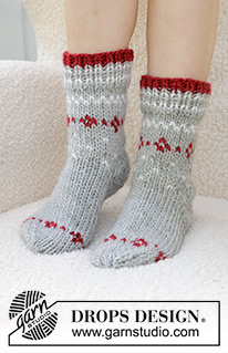 Christmas Sparkle Socks / DROPS 234-75 - Gebreide sokken in DROPS Snow. Het werk wordt van boven naar beneden gebreid met tricotsteek en Scandinavisch patroon. Maat 35 tot 43 Thema: Kerst.