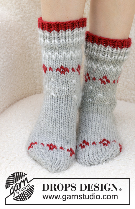 Christmas Sparkle Socks / DROPS 234-75 - Prjónaðir sokkar úr DROPS Snow. Stykkið er prjónað ofan frá og niður í sléttprjóni og með norrænu mynstri. Stærð 35 - 43. Þema: Jól.