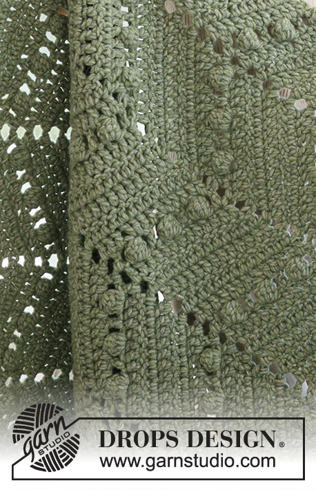 Scent of Pines / DROPS 234-8 - Gehaakte deken in 2 draden DROPS Wish of 1 draad DROPS Polaris. Het werk wordt gehaakt met zigzag en bobbels.