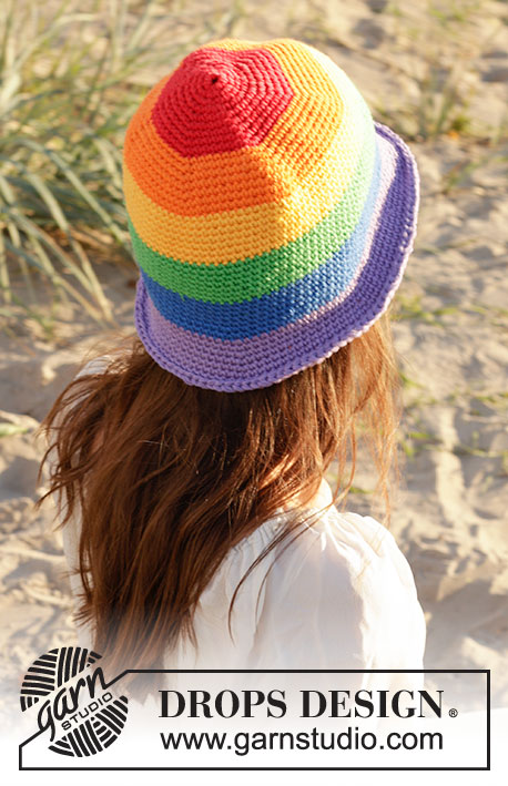 True Colours Hat / DROPS 238-19 - Gehäkelter Hut in DROPS Paris. Die Arbeit wird in Runden von oben nach unten mit Regenbogen – Streifen gehäkelt. Größe S - XL.
