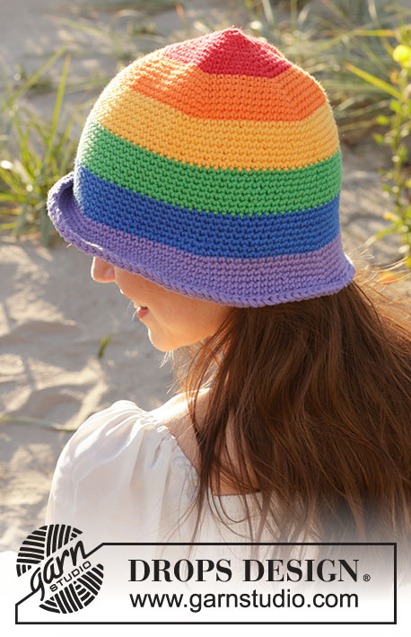 True Colours Hat / DROPS 238-19 - Gehäkelter Hut in DROPS Paris. Die Arbeit wird in Runden von oben nach unten mit Regenbogen – Streifen gehäkelt. Größe S - XL.