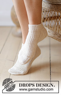Tennis Anyone / DROPS 238-25 - Knitted socks / ancle socks in DROPS Nord. Piece knitted top down in rib. Size 35 to 43