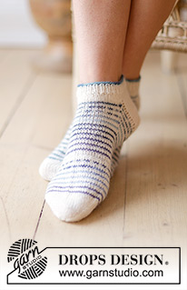 Wave Dancer / DROPS 238-28 - Pruhované ponožky / kotníkové ponožky pletené lícovým žerzejem shora dolů z příze DROPS Fabel. Velikost 35 - 43.