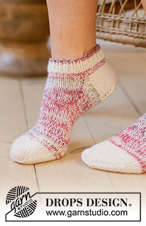 Sweet Treats / DROPS 238-29 - Strikkede sokker / ankelsokker i 2 tråder DROPS Fabel. Arbeidet strikkes ovenfra og ned i glattstrikk. Størrelse 35 – 43.