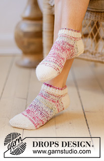 Sweet Treats / DROPS 238-29 - Pruhované kotníkové ponožky pletené lícovým žerzejem shora dolů z dvojité příze DROPS Fabel. Velikost 35 - 43.