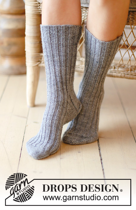 Latitude Lineup / DROPS 238-31 - Knitted socks in DROPS Fabel. The piece is worked top down with rib.
Sizes 35 - 43.
