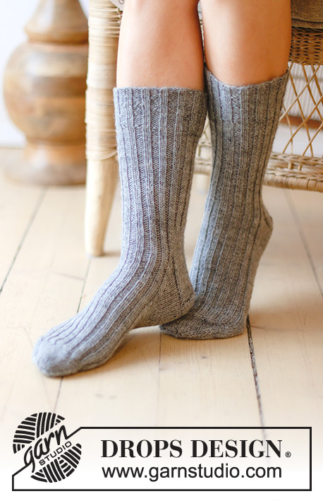 Latitude Lineup / DROPS 238-31 - Ponožky s pružným vzorem pletené shora dolů z příze DROPS Fabel. Velikost 35 - 43.