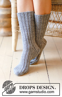 Latitude Lineup / DROPS 238-31 - Ponožky s pružným vzorem pletené shora dolů z příze DROPS Fabel. Velikost 35 - 43.