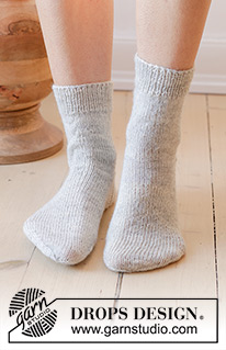 Walking on the Moon / DROPS 238-33 - Knitted socks in DROPS Fabel. The piece is worked top down with stocking stitch. Sizes 35 - 43.