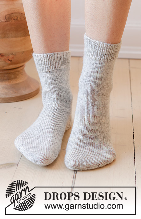 Walking on the Moon / DROPS 238-33 - Knitted socks in DROPS Fabel. The piece is worked top down with stockinette stitch. Sizes 35 – 43 = US  4 1/2 - 12 1/2.