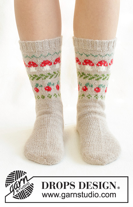 Mushroom Season Socks / DROPS 242-66 - Strikkede halvlange sokker i DROPS Nord. Arbejdet strikkes oppefra og ned i flerfarvet mønster med paddehatte og bær. Størrelse 35 – 43. Tema: Jul