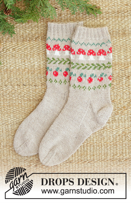 Mushroom Season Socks / DROPS 242-66 - Calcetines de punto de media pierna en DROPS Nord. La pieza está tejida de arriba hacia abajo con patrón jacquard multicolor con setas y bayas. Números 35 – 43. Tema: Navidad.