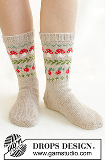 Mushroom Season Socks / DROPS 242-66 - Calcetines de punto de media pierna en DROPS Nord. La pieza está tejida de arriba hacia abajo con patrón jacquard multicolor con setas y bayas. Números 35 – 43. Tema: Navidad.