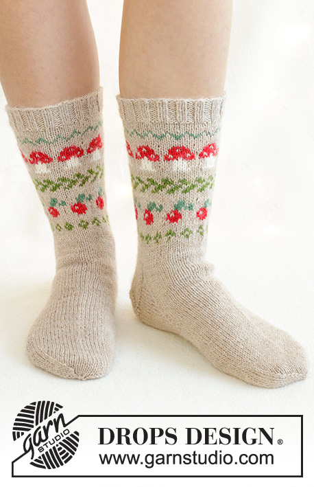 Mushroom Season Socks / DROPS 242-66 - Gestrickte halblange Socken in DROPS Nord. Die Arbeit wird von oben nach unten im mehrfarbigem Muster mit Pilzen und Beeren gestrickt. Größe 35 – 43. Thema: Weihnachten
