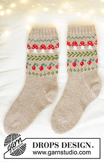 Mushroom Season Socks / DROPS 242-66 - Stickade halvlånga sockor i DROPS Nord. Arbetet stickas uppifrån och ner i flerfärgat mönster med svamp och bär. Storlek 35 – 43. Tema: Jul