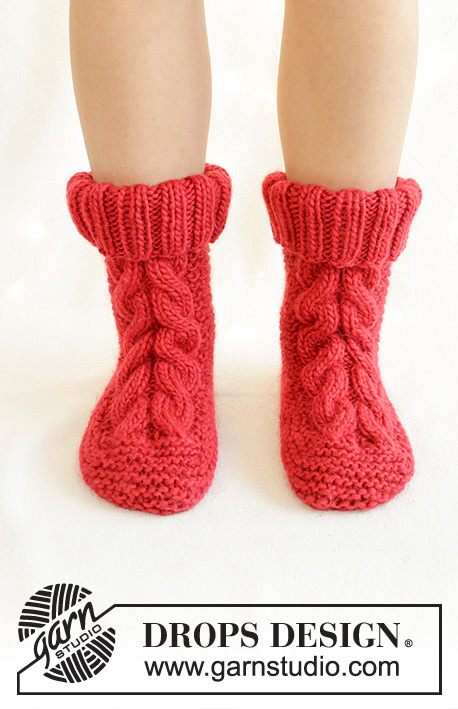 Jolly Cable Slippers / DROPS 242-68 - Ponožky – papučky s copánky pletené vroubkovým vzorem shora dolů z příze DROPS Snow. Velikost 35 – 41. Motiv: Vánoce.
