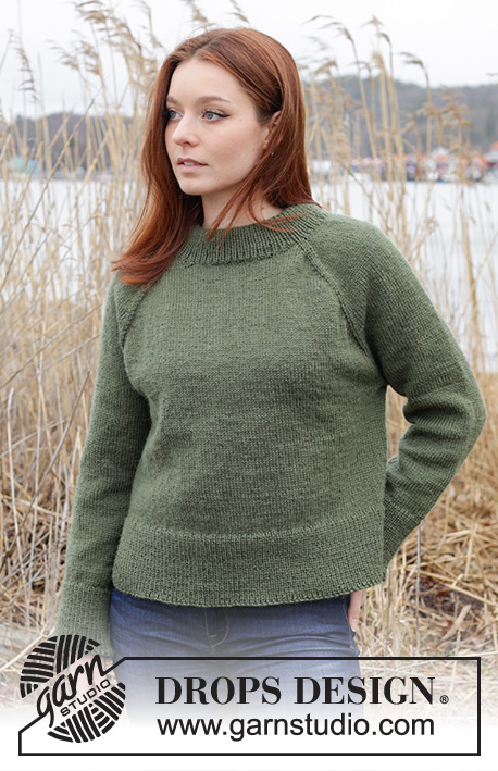 Sea Maiden Sweater / DROPS 244-18 - Pull tricoté de haut en bas en DROPS Karisma. Se tricote avec col doublé, emmanchures raglan et fente sur les côtés. Du S au XXXL.