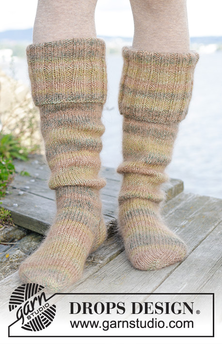 Mantle Socks / DROPS 244-35 - Ponožky pletené pružným vzorem a lícovým žerzejem z příze DROPS Fabel a DROPS Kid-Silk. Velikost 35 - 43.