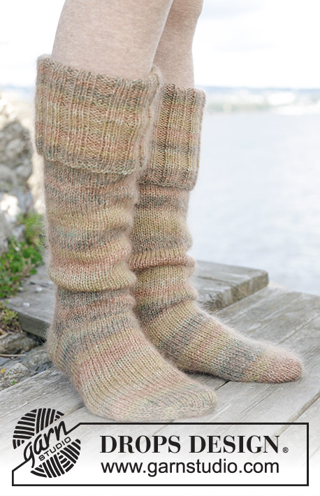 Mantle Socks / DROPS 244-35 - Glatt rechts gestrickte Socken mit Rippenmuster in DROPS Fabel und DROPS Kid-Silk. Größe 35 – 43.