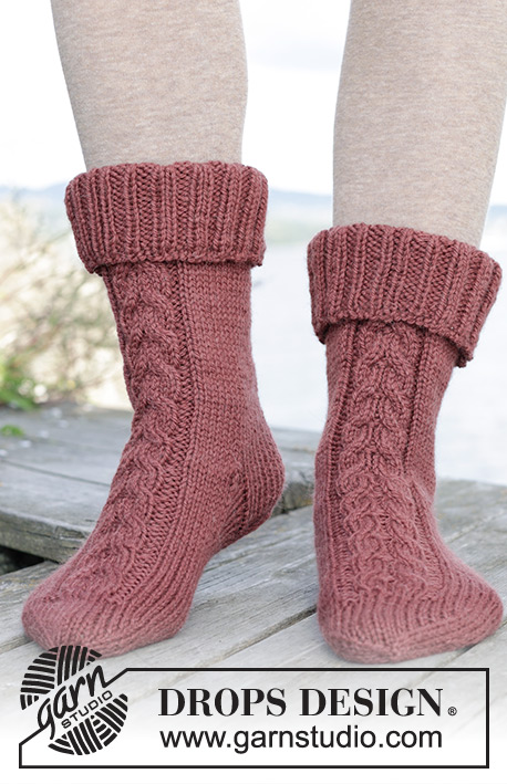 Balancing Act / DROPS 244-37 - Ponožky s dvojitým pružným vzorem a copánky pletené shora dolů z příze DROPS Nepal. Velikost 35 – 43.