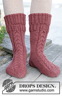 Balancing Act / DROPS 244-37 - Strikkede halvlange sokker i DROPS Nepal. Arbejdet strikkes oppefra og ned med dobbelt rib og snoninger. Størrelse 35 - 43.