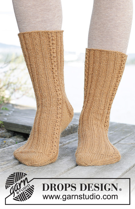 Dancing in Sunshine / DROPS 244-38 - Ponožky s pružným a copánkovým vzorem pletené z příze DROPS Nord. Velikost 35 – 43.