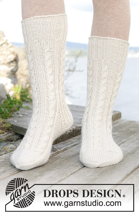 Frosted Links / DROPS 244-39 - Ponožky s copánky pletené z příze DROPS Karisma. Velikost 35 - 43