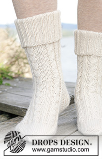 Frosted Links / DROPS 244-39 - Strikkede halvlange sokker med snoninger i DROPS Karisma. Størrelse 35 – 43.