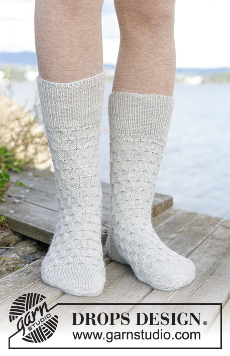 Step into Winter / DROPS 244-40 - Ponožky s plástvovým vzorem pletené z příze DROPS Fabel. Velikost 35 - 43.