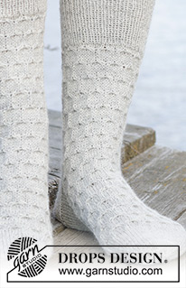 Step into Winter / DROPS 244-40 - Gebreide sokken met honingraatpatroon in DROPS Fabel. Maten 35 – 43.