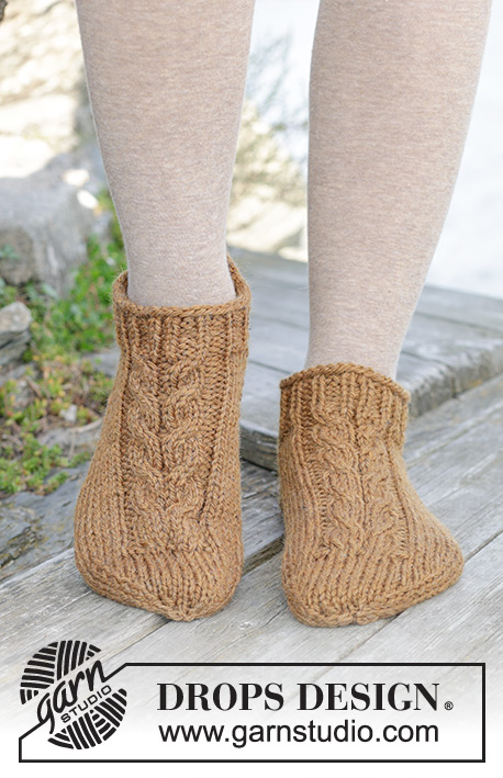 Sunset Point / DROPS 244-42 - Kotníkové ponožky pletené z příze DROPS Alaska. Velikost 35 – 43. 
