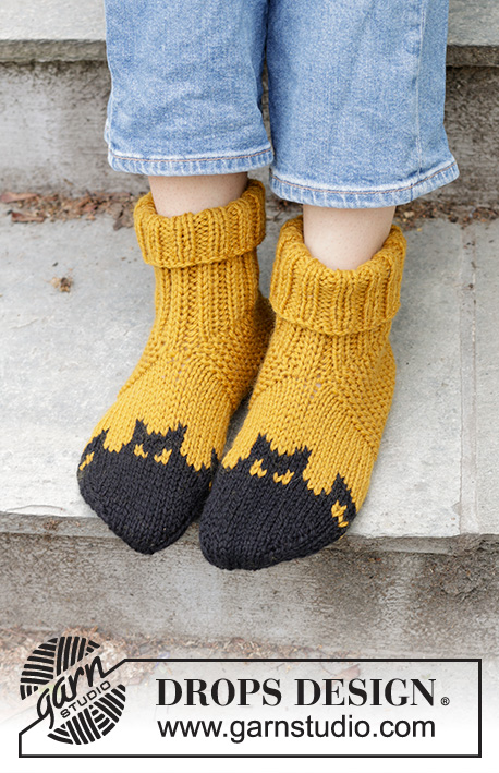 Holy Socks! / DROPS 244-43 - Ponožky - papučky s vyplétaným vzorem s netopýrem pletené od špičky z příze DROPS Alaska. Velikost 35 – 43. Motiv: Halloween